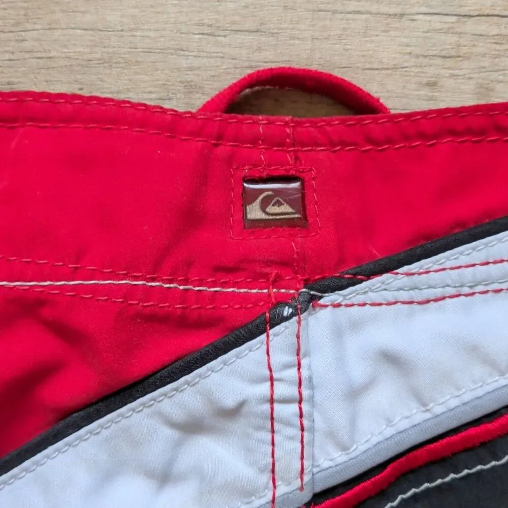 VTG ​Quiksilver Boardshorts Mens Size 34 Red Black White Surf Swim Trunks Y2K